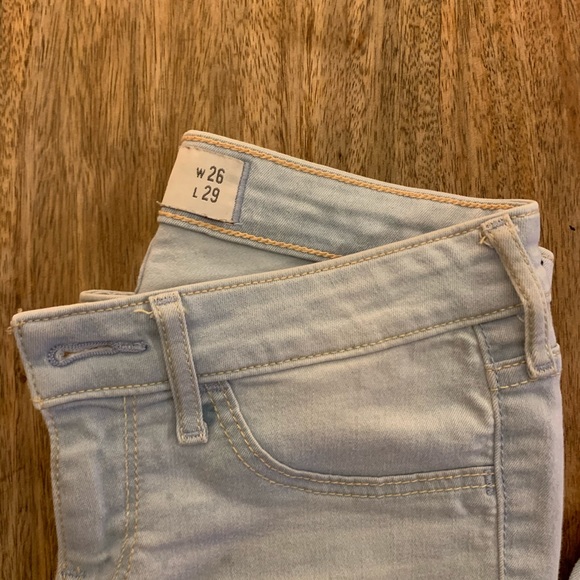 Soft and Stretchy Light Wash Jeans - Hollister - Picture 5 of 5